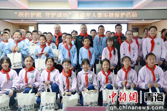 图为军队机关领导与军娃合影留念。张野 摄 图为军队机关领导与军娃合影留念。张野 摄