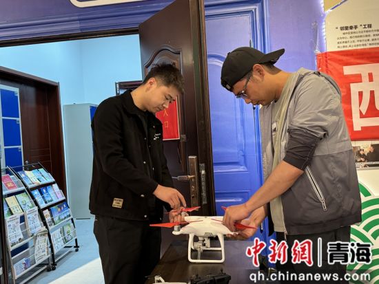 图为西宁市无人机协会工作人员组装无人机产品。 祁绣娟摄 图为西宁市无人机协会工作人员组装无人机产品。 祁绣娟摄