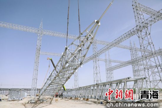 图为750千伏区域吊装作业。蒙珝摄 图为750千伏区域吊装作业。蒙珝摄