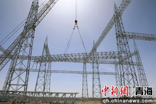 图为750千伏区域吊装作业。蒙珝摄 图为750千伏区域吊装作业。蒙珝摄