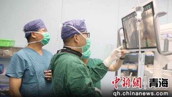 图为手术现场。西宁市第一人民医院供图 图为手术现场。西宁市第一人民医院供图