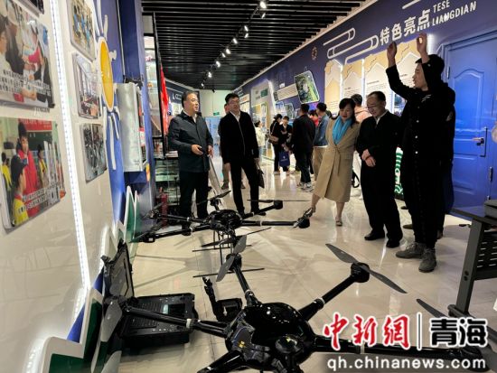 图为工作人员严宝云(右一)向民众讲解无人机。祁绣娟 摄 图为工作人员严宝云(右一)向民众讲解无人机。祁绣娟 摄