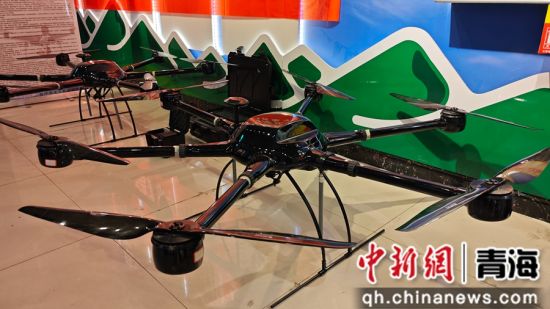 图为青海国隆智能科技有限责任公司带来了自主研发的多用途无人机。徐景康 摄 图为青海国隆智能科技有限责任公司带来了自主研发的多用途无人机。徐景康 摄