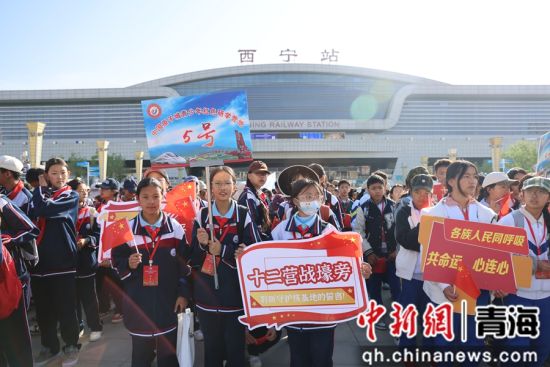 图为学生们等待登车。 青藏集团公司供图