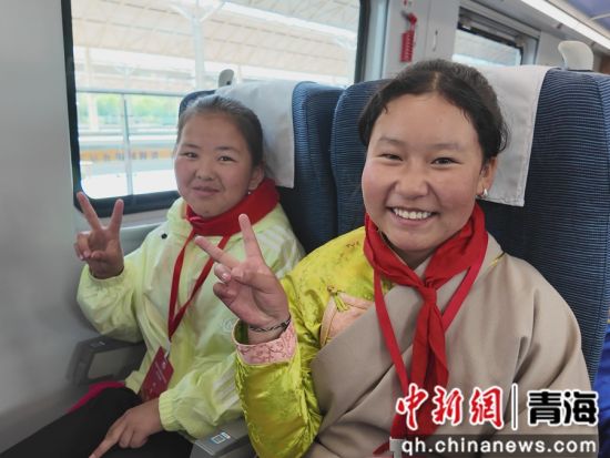 图为学生们登上专列，向海北州海晏县进发。 青藏集团公司供图