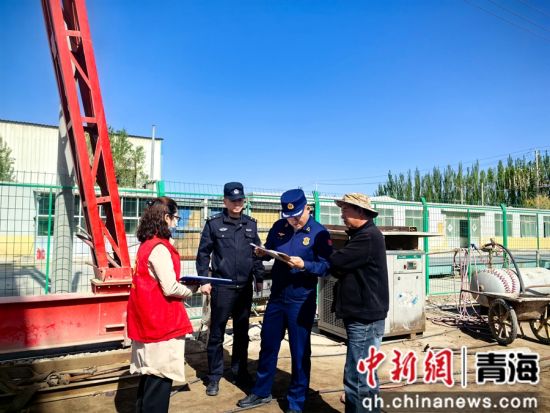 图为格尔木市消防救援支队开展端午节前细致排查。 青海消防供图 图为格尔木市消防救援支队开展端午节前细致排查。 青海消防供图