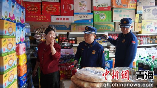 图为黄南州消防救援支队深入辖区商业综合体开展节前消防安全检查。 青海消防供图 图为黄南州消防救援支队深入辖区商业综合体开展节前消防安全检查。 青海消防供图