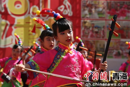 图为舞蹈《二胡声声》。 张忠苹 摄