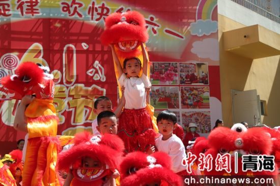 图为舞蹈《狮舞欢腾庆六一》。 张忠苹 摄