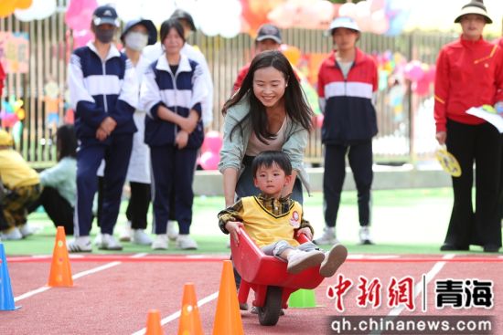 图为亲子比赛中。 张忠苹 摄