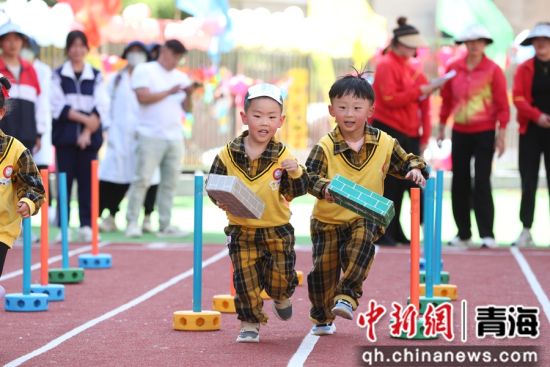 图为小朋友参加比赛。 张忠苹 摄