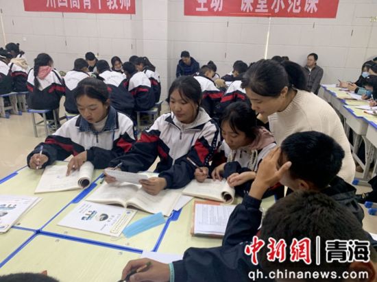 玉树州学生在第四民族高级中学教室学习。王希学摄