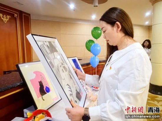 图为西宁市星光特殊儿童服务中心的孩子们制作的手工艺品吸引现场观众参观购买。 祁增蓓摄 图为西宁市星光特殊儿童服务中心的孩子们制作的手工艺品吸引现场观众参观购买。 祁增蓓摄