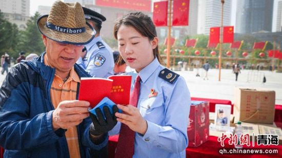 图为开发区税务干部在西宁市中心广场为群众讲解民法典。杨扬 摄 图为开发区税务干部在西宁市中心广场为群众讲解民法典。杨扬 摄