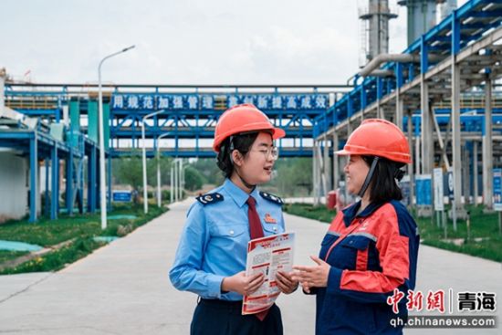图为甘河工业园区税务干部深入企业发放民法典宣传手册。杨扬 摄 图为甘河工业园区税务干部深入企业发放民法典宣传手册。杨扬 摄