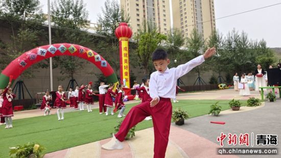 图为即将表演侧空翻。 何倩楠 摄 图为即将表演侧空翻。 何倩楠 摄