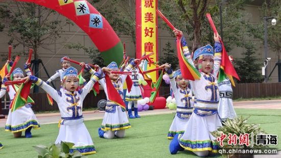 图为孩子们表演蒙古舞。 何倩楠 摄 图为孩子们表演蒙古舞。 何倩楠 摄