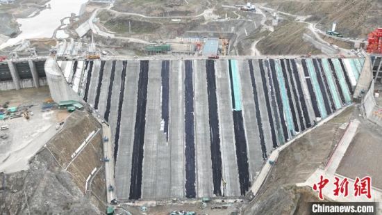 图为中国首座镶嵌混凝土面板堆石坝主体浇筑现场。 徐华山 摄 图为中国首座镶嵌混凝土面板堆石坝主体浇筑现场。 徐华山 摄