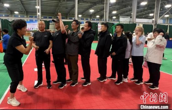 图为青海西宁,参加盲人跳绳比赛的运动员在比赛前为自己助力。马铭言 摄 图为青海西宁,参加盲人跳绳比赛的运动员在比赛前为自己助力。马铭言 摄
