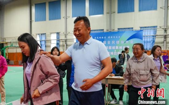图为青海西宁,盲人运动员进入跳绳比赛现场。马铭言 摄 图为青海西宁,盲人运动员进入跳绳比赛现场。马铭言 摄