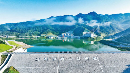 国网辽宁清原抽水蓄能电站位于抚顺市清原满族自治县,是东北地区规模最大的抽水蓄能电站,堪称藏在大山深处的“超级充电宝”。图为2023年8月16日拍摄的清原抽水蓄能电站下水库。 国家电网党组宣传部供图 国网辽宁清原抽水蓄能电站位于抚顺市清原满族自治县,是东北地区规模最大的抽水蓄能电站,堪称藏在大山深处的“超级充电宝”。图为2023年8月16日拍摄的清原抽水蓄能电站下水库。 国家电网党组宣传部供图