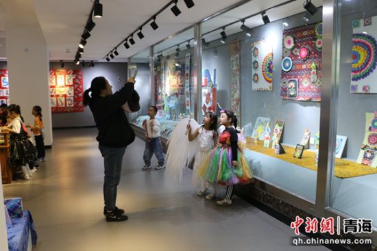 图为小朋友合影留念。马敏 摄 图为小朋友合影留念。马敏 摄