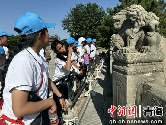 图为研学营队员正在参观卢沟桥。潘雨洁 摄 图为研学营队员正在参观卢沟桥。潘雨洁 摄