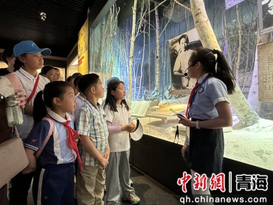 图为研学营队员在中国人民抗日战争纪念馆内参观学习。潘雨洁 摄 图为研学营队员在中国人民抗日战争纪念馆内参观学习。潘雨洁 摄