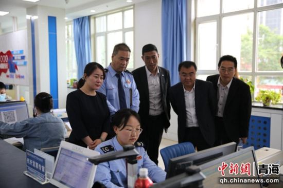 图为与会代表共同体验办税流程。刘露 摄 图为与会代表共同体验办税流程。刘露 摄
