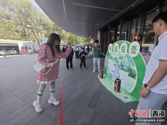 图为市民体验投壶。城东区文体旅游科技局供图