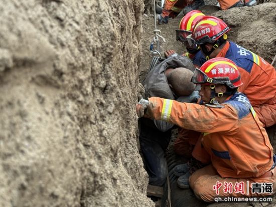 图为救援人员营救被困者。 青海省消防救援总队供图