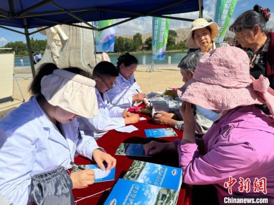 图为医务人员为民众答疑解惑。祁绣娟摄 图为医务人员为民众答疑解惑。祁绣娟摄