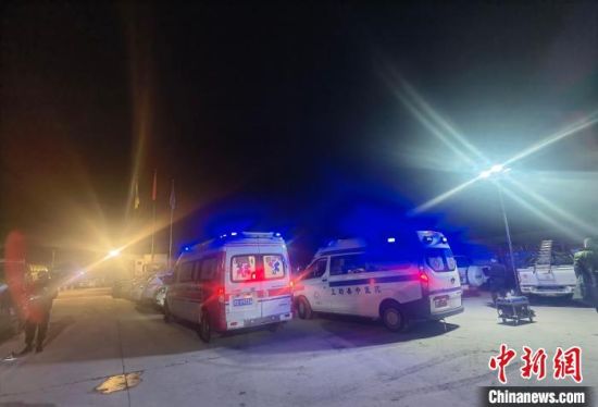 据记者了解,救援现场目前主要在进行清理沙石和固定工作,已清理塌方石渣约600方。 图为救援现场。 钟蓓摄 据记者了解,救援现场目前主要在进行清理沙石和固定工作,已清理塌方石渣约600方。 图为救援现场。 钟蓓摄