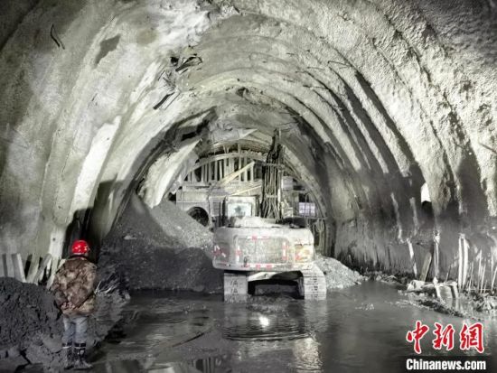 图为一台挖机正在清理隧道一处塌方现场的石渣。胡贵龙摄 图为一台挖机正在清理隧道一处塌方现场的石渣。胡贵龙摄