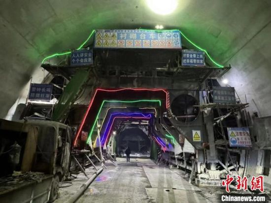 图为青海加西公路在建特长隧道现场。潘雨洁摄 图为青海加西公路在建特长隧道现场。潘雨洁摄