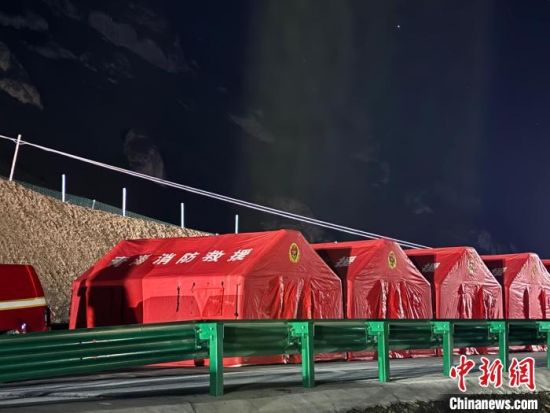 图为现场搭建的消防救援帐篷。祁绣娟摄 图为现场搭建的消防救援帐篷。祁绣娟摄