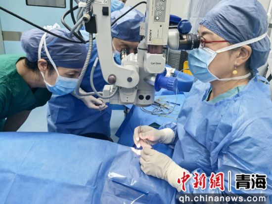 图为手术现场。西宁市第一人民医院供图