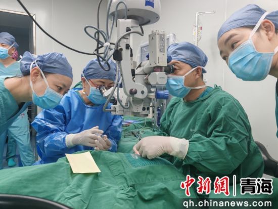 图为手术现场。西宁市第一人民医院供图