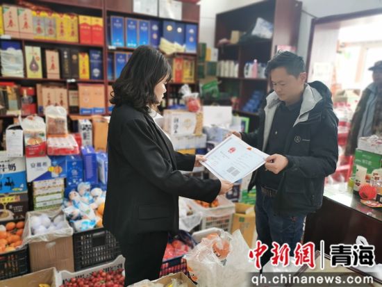 图为海西烟草开展“送证上门”服务。海西大柴旦行委烟草专卖局供图 图为海西烟草开展“送证上门”服务。海西大柴旦行委烟草专卖局供图