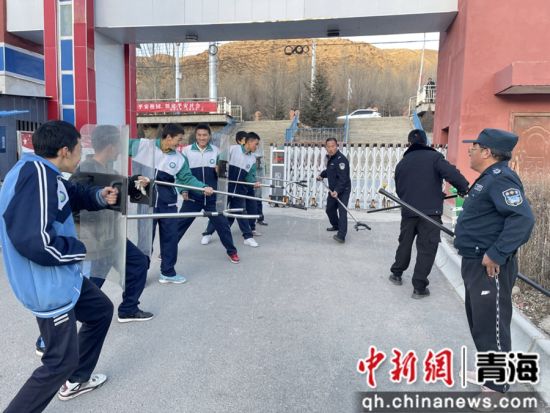 图为学校组织学生开展应急演练。县第二民族中学供图 图为学校组织学生开展应急演练。县第二民族中学供图