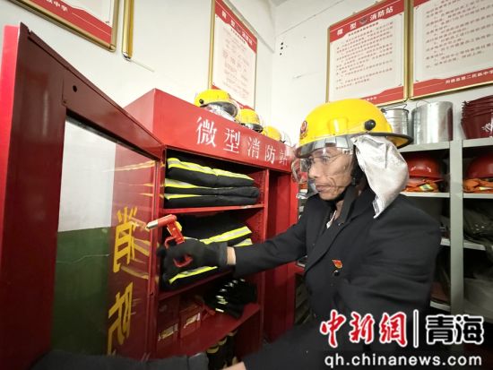 图为县第二民族中学校长俄项演示学校微型消防站的各个器材和消防设备的用途。祁绣娟 摄 图为县第二民族中学校长俄项演示学校微型消防站的各个器材和消防设备的用途。祁绣娟 摄