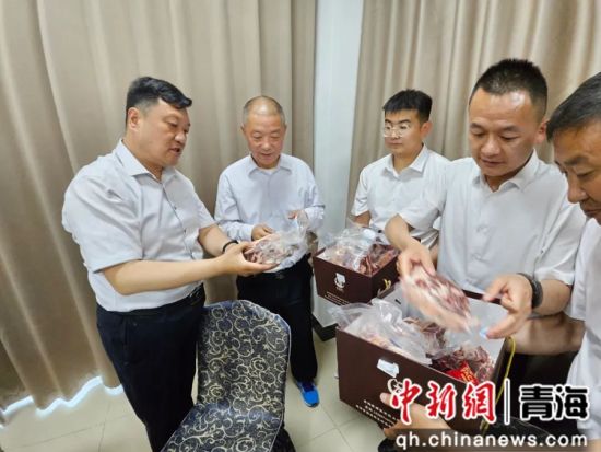 天峻县委书记李正业(左一)介绍“天峻藏羊”“天峻牦牛”。天峻县融媒体中心供图 天峻县委书记李正业(左一)介绍“天峻藏羊”“天峻牦牛”。天峻县融媒体中心供图