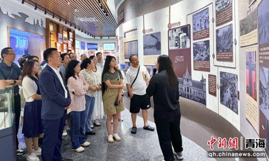 图为学员学员赴现场教学点开展红色教育和党性党纪教育。张焕利摄 图为学员学员赴现场教学点开展红色教育和党性党纪教育。张焕利摄
