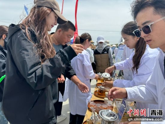 图为民众体验中药茶饮。陈宗淇 摄 图为民众体验中药茶饮。陈宗淇 摄