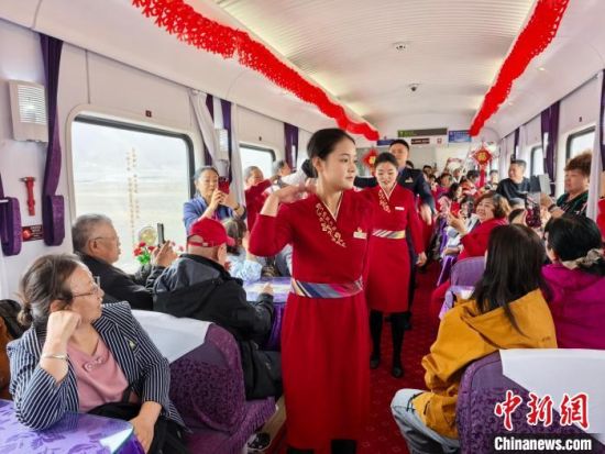 2025年6月1日，青海西宁直达西藏林芝旅游专列车厢内，铁路工作人员表演歌舞节目。　　尤东方 摄