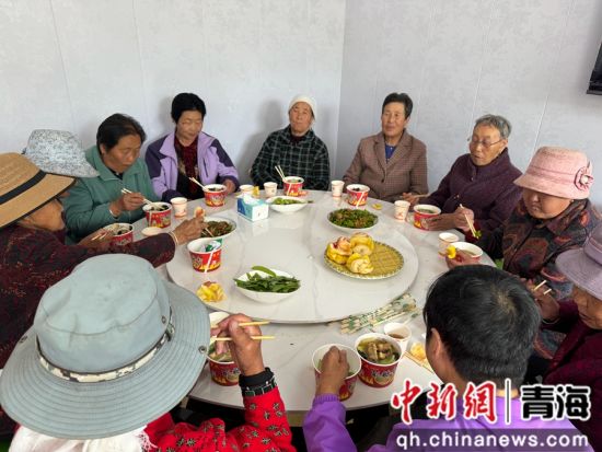 图为村里老人在幸福食堂吃午饭。 孙睿 摄 图为村里老人在幸福食堂吃午饭。 孙睿 摄