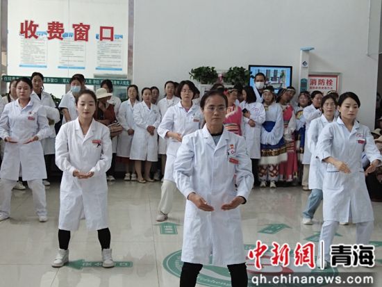 图为“八段锦”表演。祁绣娟 摄 图为“八段锦”表演。祁绣娟 摄