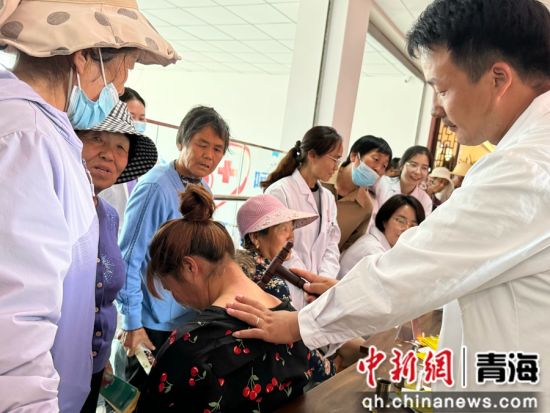 图为民众体验体验中藏医适宜技术服务。祁绣娟 摄 图为民众体验体验中藏医适宜技术服务。祁绣娟 摄