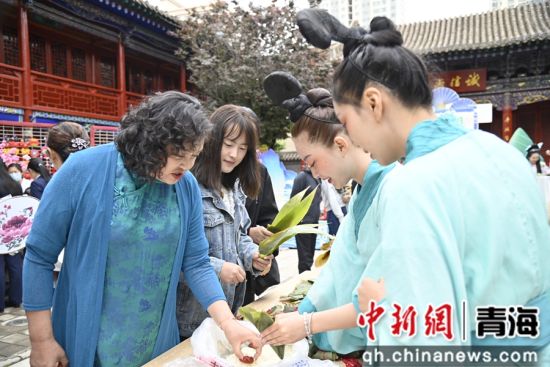 图为现场民众包粽子。城中宣供图 图为现场民众包粽子。城中宣供图