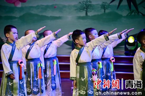图为现场文艺表演。城中宣供图 图为现场文艺表演。城中宣供图